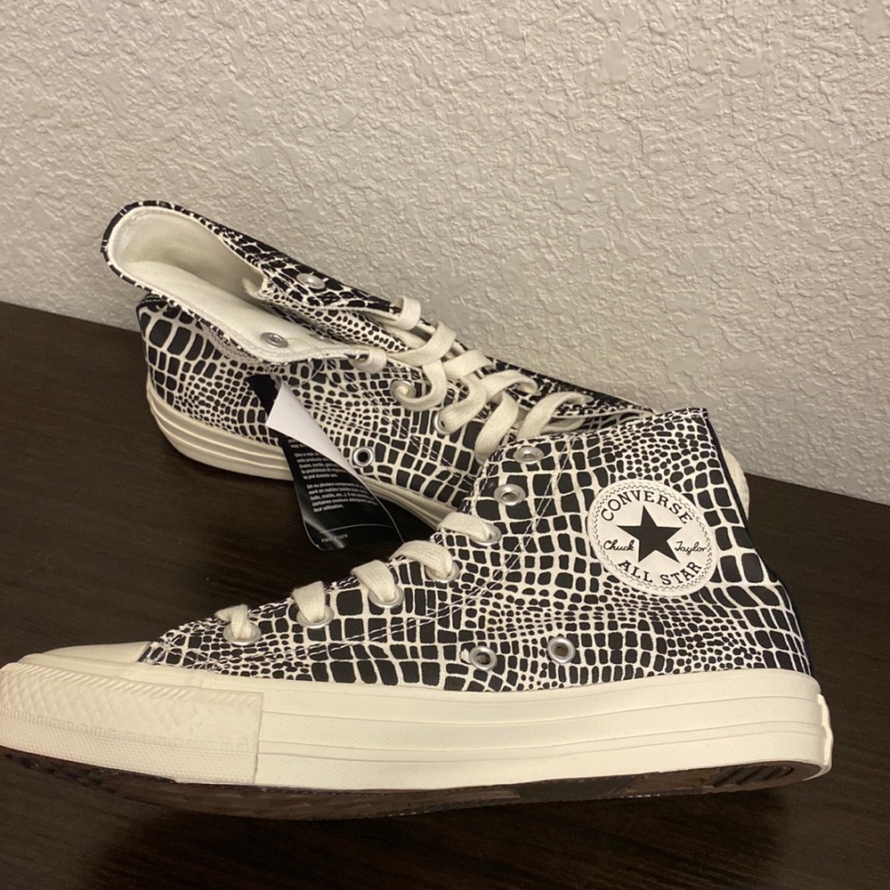 Converse high tops black and white womens size 8 brand new in box - Picture 1 of 3